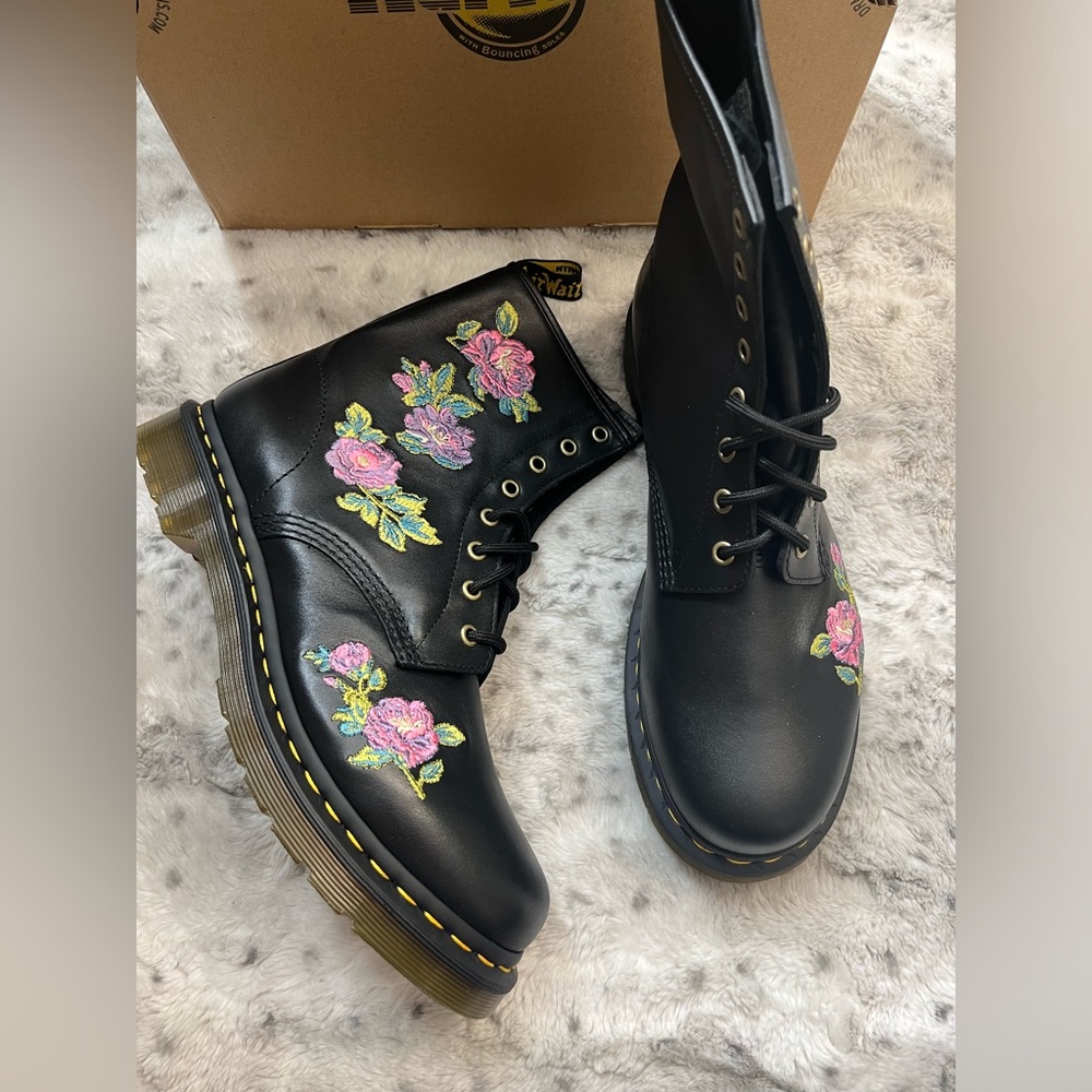 DR. MARTENS 1460 VONDA II FLORAL BOOTS MSRP$190 ATTRACTIVE & STYLISH BLACK NAPPA